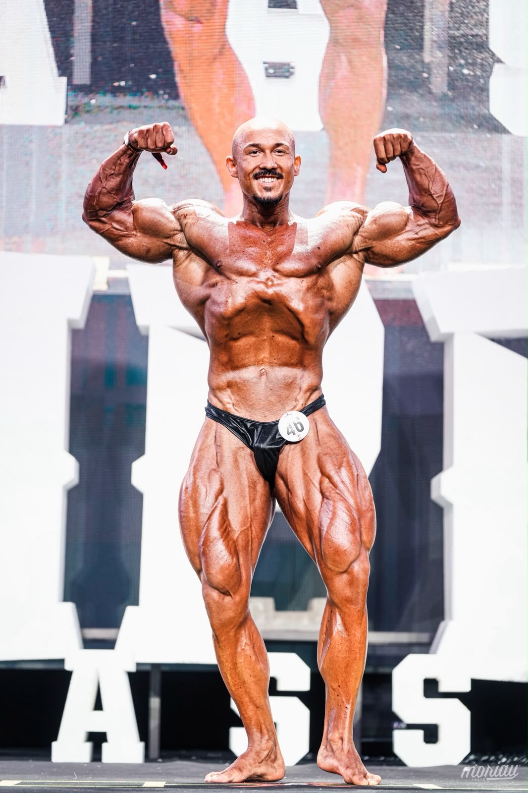 David Hrončok flexuje na pódiu